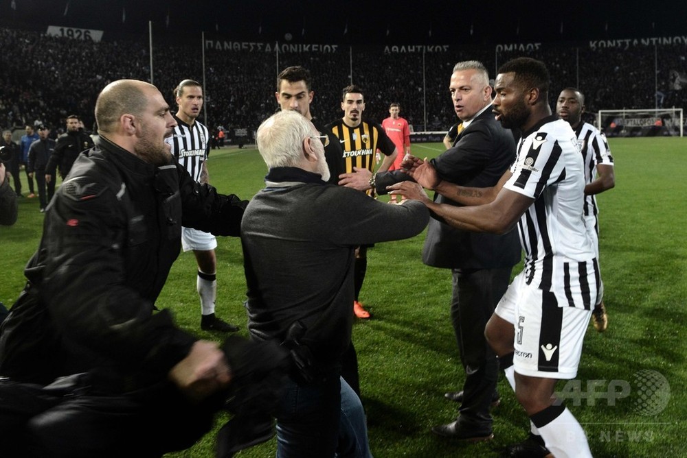 Paok会長が銃携帯でピッチに乱入 ギリシャリーグの首位攻防戦が中止に 写真8枚 国際ニュース Afpbb News