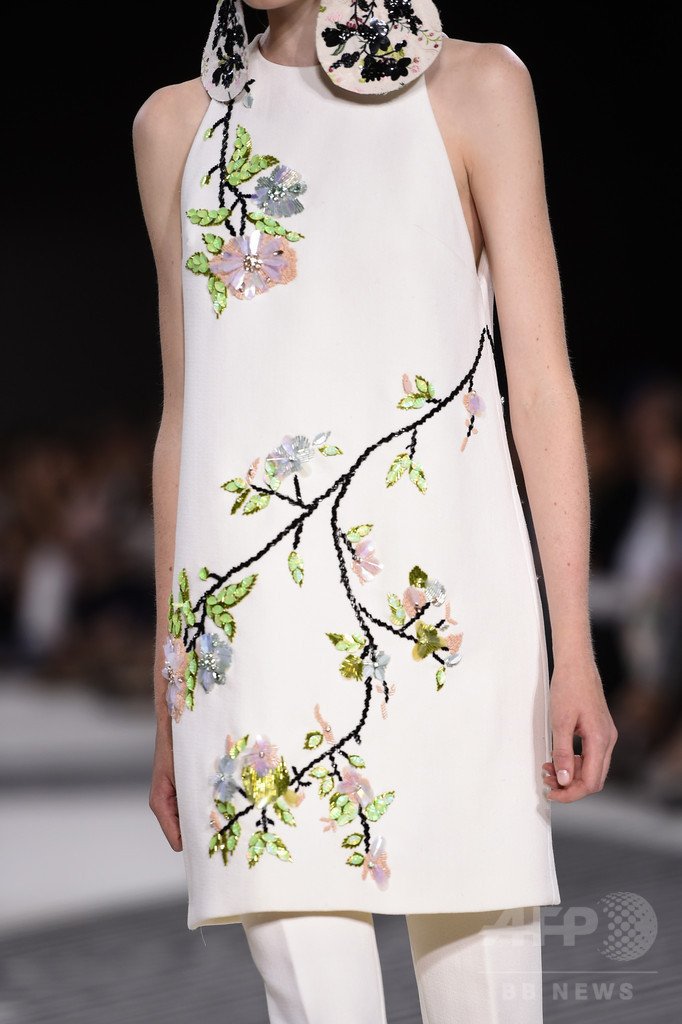 夢を運ぶロマンティックなドレス、「ジャンヴァティスタ・ヴァリ」15/16年秋冬オートクチュール