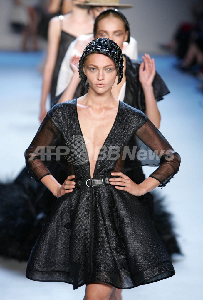 08年春夏コレクション・モデル特集＞サーシャ・ピヴォヴァロヴァ 写真