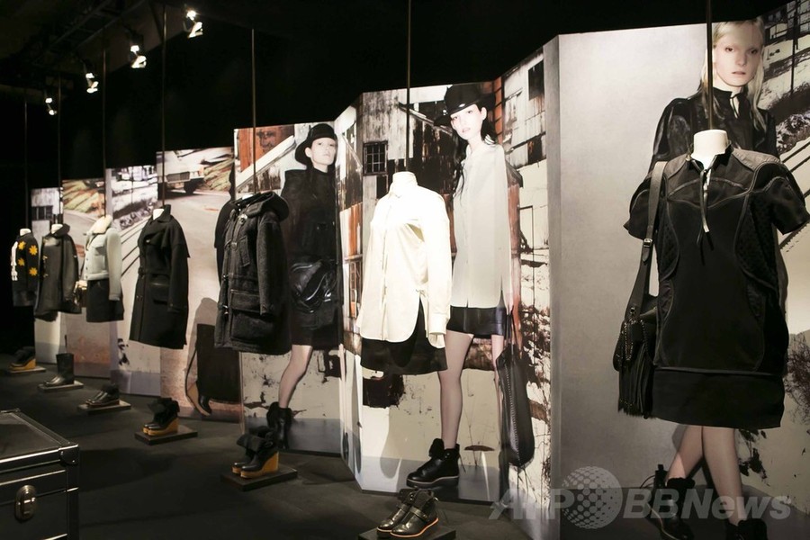 「コーチ」、スチュアート・ヴィヴァースによるデビューコレクションを都内で披露