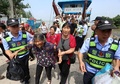 中国・江西省九江で、住民を避難させる警察（2020年7月14日撮影）。(c)STR / AFP