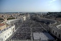 バチカン市国で、列聖式に参列した信者らで埋め尽くされたサンピエトロ広場（2018年10月14日撮影）。(c)Filippo MONTEFORTE / AFP
