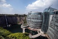 中国・上海郊外の採石場跡地に建設されたホテル「インターコンチネンタル上海ワンダーランド」（2018年11月13日撮影）。(c)Johannes EISELE / AFP
