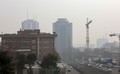 大気汚染によるスモッグに覆われたイランの首都テヘラン北部（2019年12月15日撮影）。(c)STR / AFP