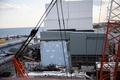 津波で損壊した福島第一原子力発電所の4号機原子炉の建屋（2018年1月31日撮影）。(c)AFP PHOTO / Behrouz MEHRI