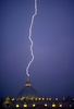 バチカンのサンピエトロ大聖堂（St. Peter&apos;s Basilica）に落ちる雷（2013年2月11日撮影）。(c)AFP/FILIPPO MONTEFORTE