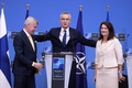 ベルギー・ブリュッセルで記者会見する北大西洋条約機構（NATO）のイエンス・ストルテンベルグ事務総長とスウェーデン、フィンランド両外相（2022年7月5日撮影）。(c)Kenzo TRIBOUILLARD / AFP