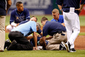 13MLB、タンパベイ・レイズ（Tampa Bay Rays）対カンザスシティ・ロイヤルズ（Kansas City Royals）。打球を受けて倒れ伏すタンパベイ・レイズのアレックス・コブ（Alex Cobb）投手の状態を確認する医療スタッフら（2013年6月15日撮影）。(c)AFP/Getty Images/J. Meric