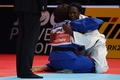 世界柔道選手権、女子63キロ級の決勝後、抱き合う田代未来（左）とクラリス・アグベニュー（2019年8月28日撮影）。(c)CHARLY TRIBALLEAU / AFP