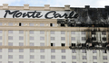 2008年1月25日、米ラスベガス（Las Vegas）で、火事で上層階が焼け焦げたモンテカルロ・リゾート・アンド・カジノ（Monte Carlo Resort ＆ Casino）。(c)AFP/Getty Images/Ethan Miller