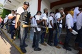 メキシコ西部ミチョアカン（Michoacan）州のヌエバ・イタリア（Nueva Italia）で撮影された自警団のメンバー（2014年1月12日撮影）。(c)AFP/ALFREDO ESTRELLA