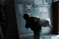 ブルガリアのソフィア（Sofia）郊外で、まきの袋を担ぐ男性（2009年1月8日撮影）。(c)AFP/DIMITAR DILKOFF