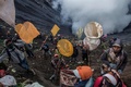 インドネシア・ブロモ山で行われたカサダの祭り（2021年6月26日撮影）。(c)Juni Kriswanto / AFP