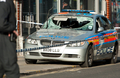 英ロンドン（London）北部のトッテナム（Tottenham）で若者が警官に射殺された事件をきっかけに6日に発生した暴動は、8日夜から9日未明にかけて市内および郊外各地に広がり、ロンドンは混乱の様相を呈している。さらに暴動は、中部バーミンガム（Birmingham）やリバプール（Liverpool）にも飛び火。デービッド･キャメロン（David Cameron）は非常事態に対処するため、伊トスカーナ（Tuscany）での休暇を切り上げ、英国に向かっている。

　ロンドンとその郊外では南部クロイドン（Croydon）、ペッカム（Peckham）、ルイシャム（Lewisham）、クラパム（Clapham）、東部ハックニー（Hackney）、北部カムデン（Camden）、西部イーリング（Ealing）などで、若者らが路上に繰り出し、建物への放火や店舗の略奪を行っており、機動隊が収拾にあたっているが、各地で放火による火の手があがっている。

　一方、バーミンガムでも8日未明、市内中心部で若者らが店舗の窓ガラスを割ったり略奪するなどして87人が逮捕された。また同市の警察署が放火で炎上したという。リバプールでも駐車車両が放火され、同市警察は「路上における、いかなる暴力行為も容認できない」との声明を出し、暴動に厳しく臨む姿勢をみせている。

写真はロンドン北部エンフィールド（Enfield）で、暴動で壊されたパトカー（2011年8月8日撮影）。(c)AFP/ Ki Price