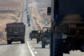 イラク国境付近のトルコ南東部シルナク（Sirnak）県で、Kupeli山に向かうトルコ軍の車列（2007年10月27日撮影）。(c)AFP/JEAN-PHILIPPE KSIAZEK