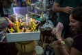 ブラジル・リオデジャネイロ（Rio de Janeiro）の宗教グッズ店で、サッカーW杯ブラジル大会（2014 World Cup）準々決勝に向けてブラジル代表にパワーと運を授けるためブラジル代表の人形を使って行われたアフリカ系密教の儀式（2014年7月3日撮影）。(c)AFP/YASUYOSHI CHIBA