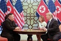 ベトナムの首都ハノイで、米朝首脳会談を行うドナルド・トランプ米大統領（右）と北朝鮮の金正恩（キム・ジョンウン）朝鮮労働党委員長（左）。北朝鮮の国営朝鮮中央通信（KCNA）提供（2019年2月28日撮影）。(c)AFP PHOTO/KCNA VIA KNS