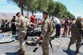 レバノン・キアラで、イスラエル軍の空爆で「ジェマ・イスラミア」の司令官が殺害されたとされる現場に集まる治安部隊員ら（2024年6月22日撮影）。(c)Hassan JARRAH / AFP