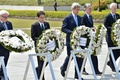 広島の平和記念公園を訪れ、原爆死没者慰霊碑に献花する（左から）フランクワルター・シュタインマイヤー独外相、岸田文雄外相、ジョン・ケリー米国務長官、フィリップ・ハモンド英外相、カナダのステファン・ディオン外相（2016年4月11日撮影）。(c)AFP/Kazuhiro NOGI