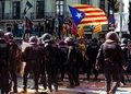 スペイン北東部カタルーニャ自治州のバルセロナで、中央政府の警官に支持を示す集会への対抗デモに参加した分離派と衝突する地元警官（2018年9月29日撮影）。(c)Pau Barrena / AFP