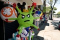 メキシコの首都メキシコ市の店先に飾られた新型コロナウイルスの形をしたくす玉「ピニャータ」（2020年6月9日撮影）。(c)ALFREDO ESTRELLA / AFP

