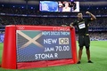 パリ五輪、陸上男子円盤投げ決勝。五輪新記録を樹立し、電光掲示板の横で喜ぶジャマイカのロジ・ストナ（2024年8月7日撮影）。(c)Kirill KUDRYAVTSEV / AFP