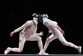 東京五輪、フェンシング男子フルーレ個人決勝でイタリアのダニエレ・ガロッツォ（右）と対戦する香港の張家朗（2021年7月26日撮影）。(c)Fabrice COFFRINI / AFP