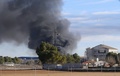 ギリシャ軍のF16戦闘機が墜落し黒煙が上がるスペイン南東部にある空軍基地（2015年1月26日撮影）。(c)AFP/JOSEMA MORENO