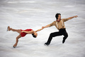 12-13フィギュアスケートGPシリーズ第5戦、エリック・ボンパール杯（Trophee Eric Bompard 2012)は16日、フランス・パリ（Paris）のベルシー体育館（Palais omnisports de Paris-Bercy）でペア・ショートプログラム（SP）が行われ、ロシアの川口悠子（Yuko Kawaguchi）/アレクサンドル・ スミルノフ（Alexander Smirnov）組が66.78点で首位に立った。

62.28点で2位につけたカナダのメーガン・デュアメル（Meagan Duhamel）/エリック・ラドフォード（Eric Radford）組（2012年11月16日撮影）。(c)AFP/FRED DUFOUR