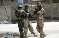 2008年4月12日、イラク南部バスラ（Basra）でパトロール中のイラク軍兵士ら。(c)AFP/ESSAM AL-SUDANI