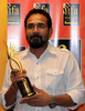 バンコク（Bangkok）で開催された「国際インド映画アカデミー賞（International Indian Film Academy Awards、IIFA）」受賞式で最優秀美術監督賞（Best art direction）を受賞したインド人監督Sabu Cyril（2008年6月8日撮影）。(c)AFP/PORNCHAI KITTIWONGSAKUL