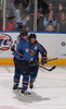 写真は、ゴールを決めてチームメイトのマリアン・ホッサ（%%Marian Hossa%%）からの祝福を受けるコズロフ。(c)AFP/Getty Images Scott Cunningham