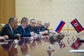 北朝鮮・平壌の万寿台議事堂で、同国の李容浩（リ・ヨンホ）外相と会談するロシアのセルゲイ・ラブロフ外相（左、2018年5月31日撮影）。(c)AFP PHOTO / KIM Won-Jin