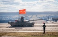 ロシア東部シベリア地方のチュゴル軍事演習場で実施された軍事演習「ボストーク2018」で、最終日に行われたロシア・中国・モンゴル軍による軍事パレード（2018年9月13日撮影）。(c)AFP PHOTO / MLADEN ANTONOV