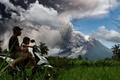 噴火したインドネシア・ジャワ島のムラピ山（2023年3月11日撮影）。(c)DEVI RAHMAN / AFP