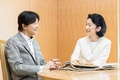 秋篠宮さまと言葉を交わされる紀子さま（右）。東京都港区の秋篠宮邸で。宮内庁提供（2023年8月18日撮影、9月11日公開）。(c)AFP PHOTO / IMPERIAL HOUSEHOLD AGENCY