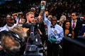 ボクシング、クルーザー級8回戦。勝ち名乗りを受けるジェイク・ポール（2021年12月18日撮影）。(c)CHANDAN KHANNA / AFP