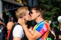 スロベニアの首都リュブリャナで行われたプライドパレードに参加し、キスをする男性2人（2017年6月17日撮影）。(c)Jure MAKOVEC / AFP