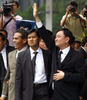 2008年2月28日、タイのバンコク（Bangkok）国際空港に到着し、支持者に手を振るタクシン・シナワット（Thaksin Shinawatra）元首相（右）。(c)AFP