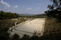 首都アテネ（Athens）から南西120キロの古代都市遺跡ネメア（Nemea）の競技場跡で、100メートル走を裸足で走る選手たち（2008年6月21日撮影）。(c)AFP/Louisa Gouliamaki
