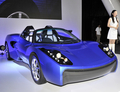 東レ（Toray）は、炭素繊維を活用した軽量の次世代電気スポーツカー「Teewave（ティーウエーブ）AR1」を試作したと発表した。

試作車は2人乗りオープンカーで、炭素繊維強化樹脂（CFRP）を使用した車体重量は846キロ。1回のフル充電での走行可能距離は185キロ、最高速度は時速147キロ。

写真は、東レが都内で公開した「Teewave AR1」（2011年9月14日撮影）。(c)AFP/Yoshikazu TSUNO