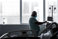コロンビアの首都ボゴタの病院で、集中治療室（ICU）に入院する新型コロナウイルス感染症の患者と医療従事者（2021年5月22日撮影）。(c)Vanessa JIMENEZ / AFP