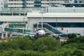 ドアが開いた状態で韓国・大邱国際空港に着陸したアシアナ航空機（2023年5月26日撮影）。(c)YONHAP / AFP