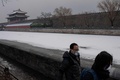 中国・北京にある紫禁城（左奥）周辺をマスクを着けて歩く人たち（2020年2月2日撮影）。(c)NICOLAS ASFOURI / AFP