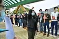 香港のクイーンメリー病院付近で、労働組合の医管局員工陣線（HAEA）のスト中に組合員らとスローガンを叫ぶウィニー・ユー会長（中央、2020年2月3日撮影）。(c)Anthony WALLACE / AFP