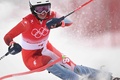 北京冬季五輪、アルペンスキー女子複合。回転の滑走に臨むスイスのミシェル・ギザン（2022年2月17日撮影）。(c) Fabrice COFFRINI / AFP