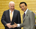 都内の首相官邸で、訪れた米共和党のジョン・マケイン（John McCain）上院議員（左）を迎える麻生太郎（Taro Aso）首相（2009年4月9日撮影）(c)AFP/Yoshikazu TSUNO