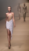 フランス・パリ市内で発表された「ミュグレー（Mugler）」12年春夏コレクション（2011年9月28日撮影）。(c)AFP/PATRICK KOVARIK