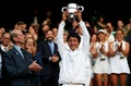 テニス、ウィンブルドン選手権、ジュニア男子シングルス決勝。トロフィーを掲げる望月慎太郎（2019年7月14日撮影）。(c)Adrian DENNIS / AFP