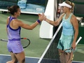 テニス、ドバイ・テニス選手権、女子シングルス準決勝。試合後、カロリーネ・ボズニアツキ（右）と握手を交わすシモナ・ハレプ（2015年2月20日撮影）。(c)AFP/KARIM SAHIB